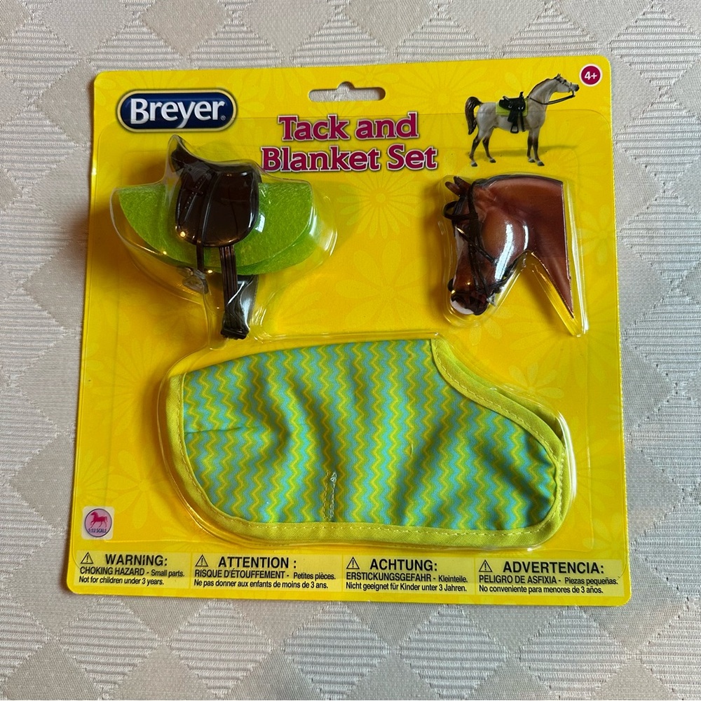 Breyer Tack & Blanket set. Green & blue. Blanket, bridle, saddle. 1:12 scales